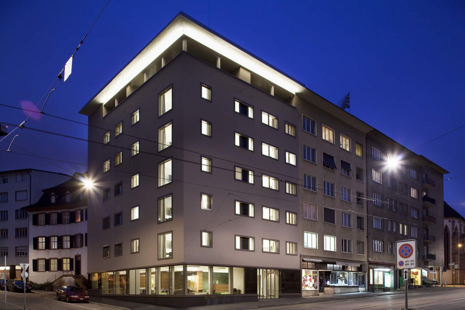 Vue extérieure de nuit de l'hôtel D à Bâle 4 étoiles au centre ville de Bâle